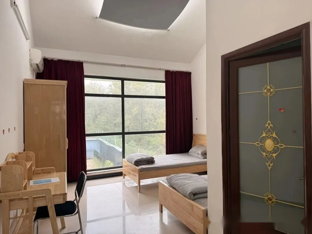 Dormitory room with two beds at Shaolin Zhongwu