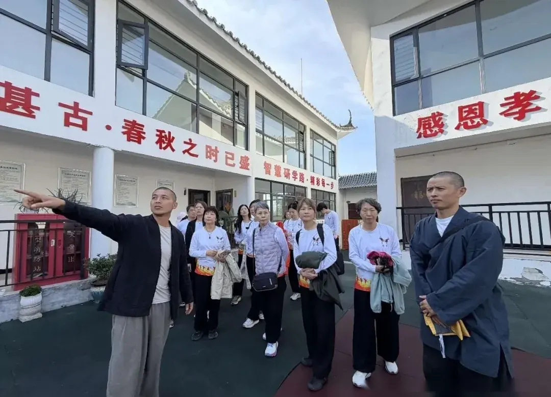 Master Yanxuan explaining the campus to the Macao Shaolin Cultural Center delegation
