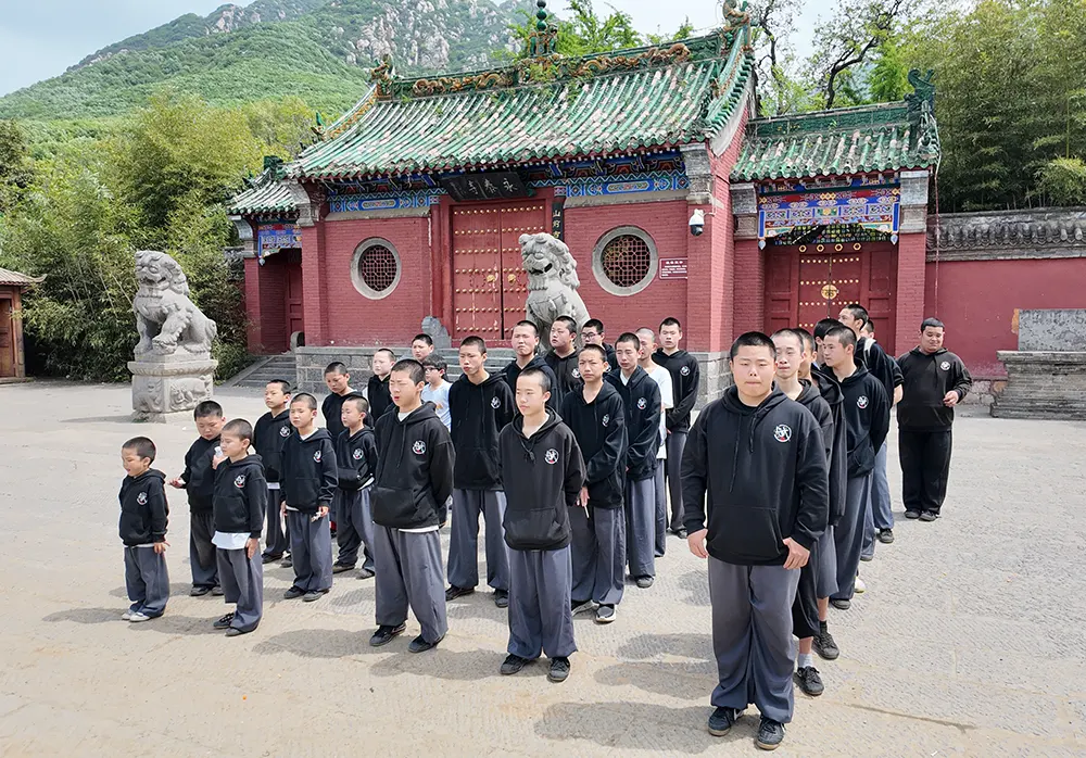 Shaolin Zhongwu students go on a spring outing together