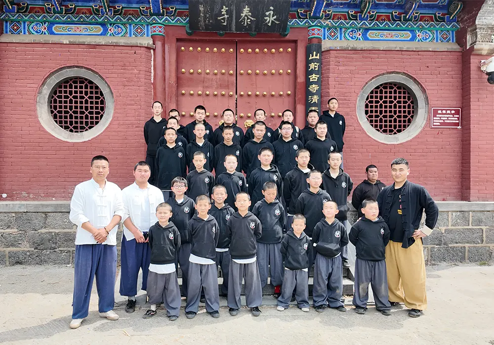 Shaolin Zhongwu students go on a spring outing together